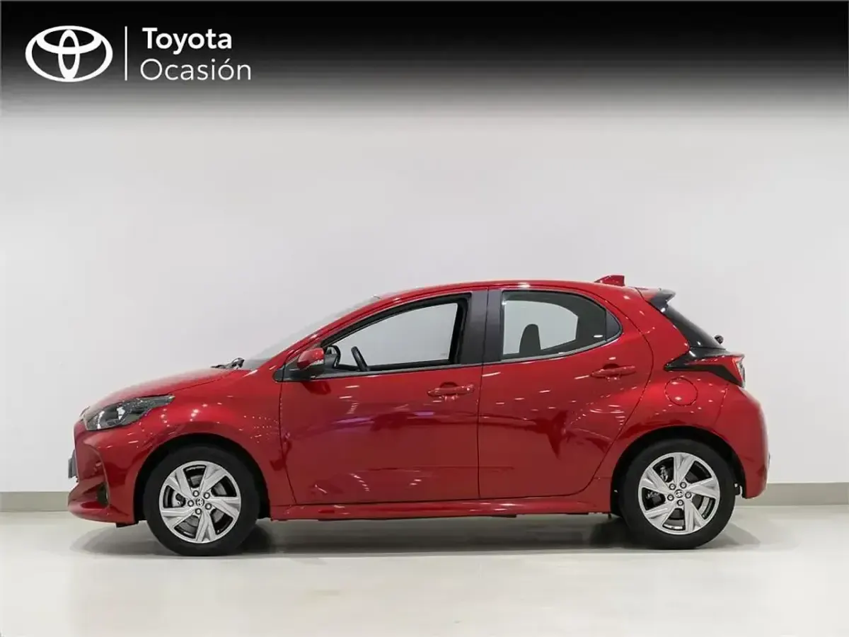 Usado Toyota Yaris Hybrid Active 116 CV (85 kW) 2025 Rojo