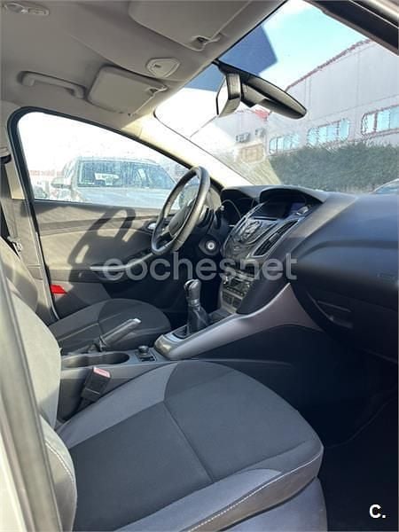 Usado Ford Focus Trend 125 CV (91 kW) 2012 Gris / plata Berlina