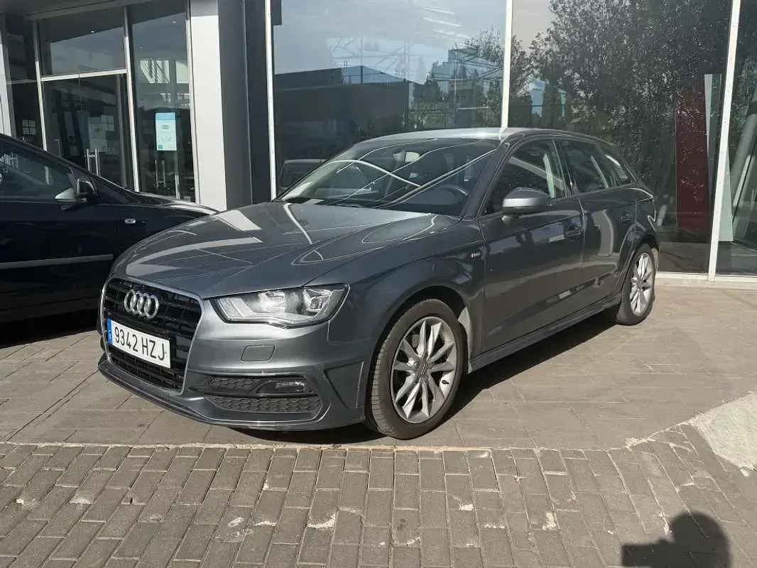 Usado Audi A3 Sportback 105 CV (77 kW) 2015 Gris Utilitario