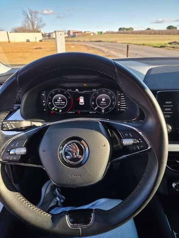 Usado Skoda Kamiq Ambition 110 CV (80 kW) 2021 Blanco SUV