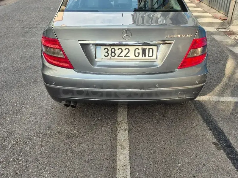 Usado Mercedes C180 Avantgarde 156 CV (114 kW) 2010 Gris / plata Berlina