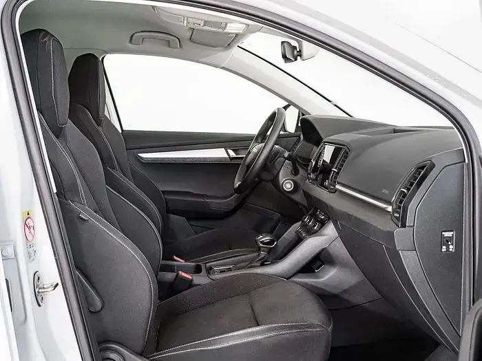Usado Skoda Karoq Selection 150 CV (110 kW) 2025 Blanco SUV