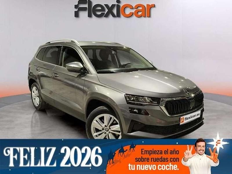 Gris Usado 2025 Skoda Karoq Selection SUV | 26.390 € (Precio justo) - Imagen 1/4