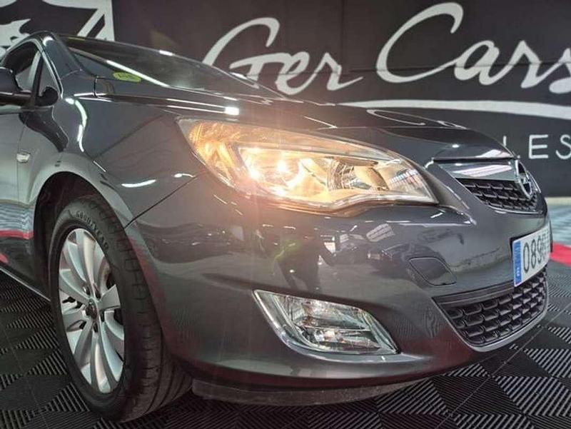 Usado Opel Astra Enjoy 110 CV (80 kW) 2010 Gris Utilitario
