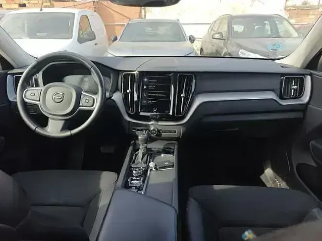 Käytetty Volvo XC60 Business Edition 190 HP (139 kW) 2020 Punainen Katumaasturi
