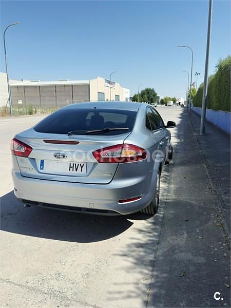 Usado Ford Mondeo Limited 160 CV (117 kW) 2014 Gris / plata Berlina