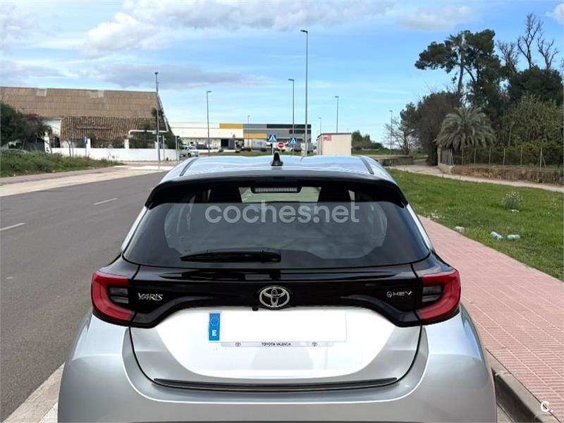Usado Toyota Yaris Hybrid Active 116 CV (85 kW) 2025 Gris / plata Berlina