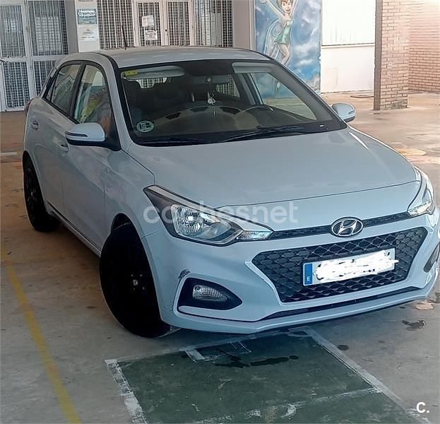 Usado Hyundai i20 75 CV (55 kW) 2018 Gris / plata Berlina