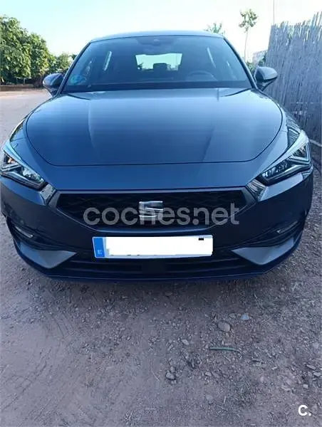 Usado Seat Leon FR 110 CV (80 kW) 2024 Gris / plata Berlina