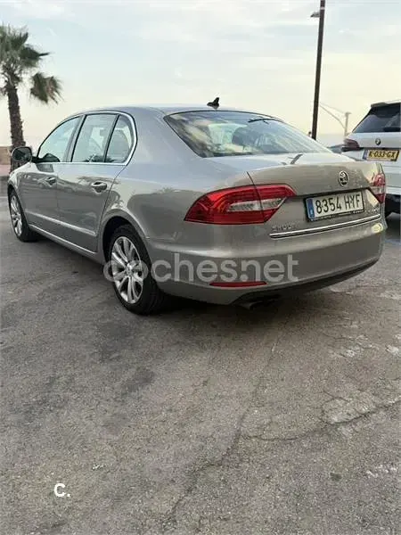 Usado Skoda Superb Elegance 140 CV (102 kW) 2014 Gris / plata Berlina