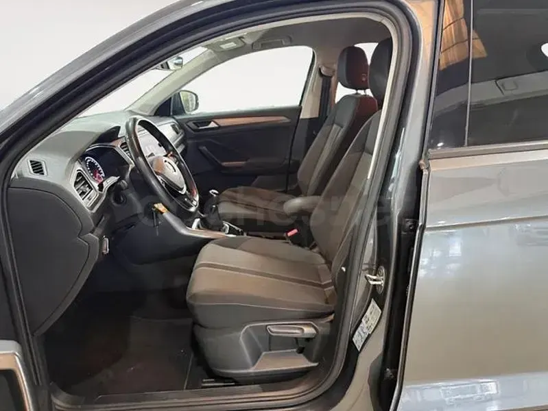 Usado VW T-Roc Advance 115 CV (84 kW) 2020 Gris / plata SUV