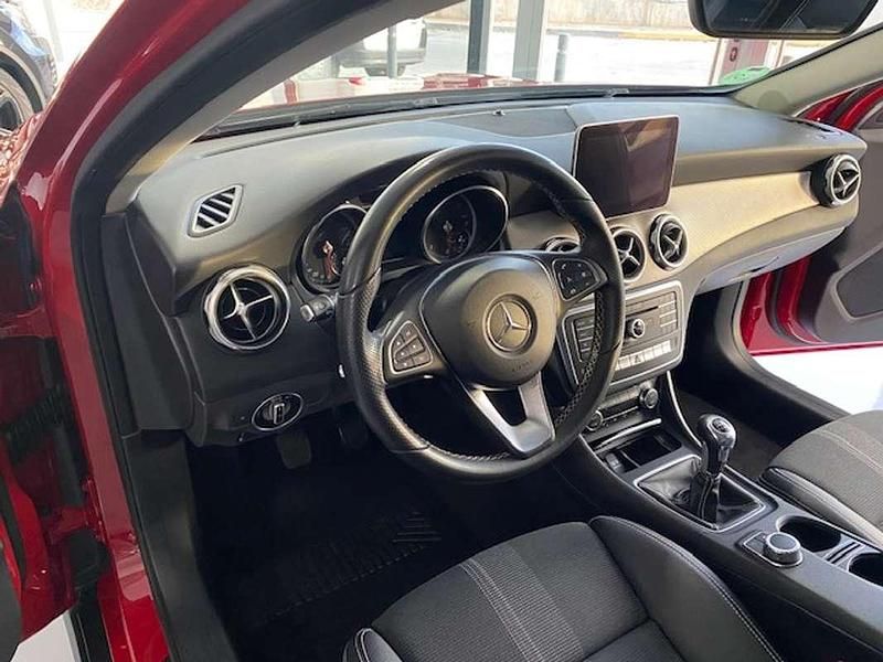Usado Mercedes GLA200 Urban 136 CV (100 kW) 2018 Rojo SUV