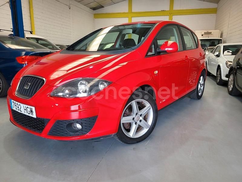 Usado Seat Altea Style 105 CV (77 kW) 2011 Rojo Monovolumen