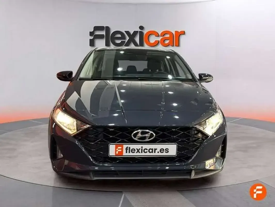 Usado Hyundai i20 101 CV (74 kW) 2022 Gris Utilitario