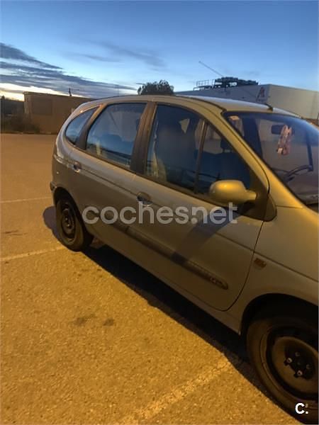 Usado Renault Scénic Dynamique 98 CV (72 kW) 2003 Verde Monovolumen
