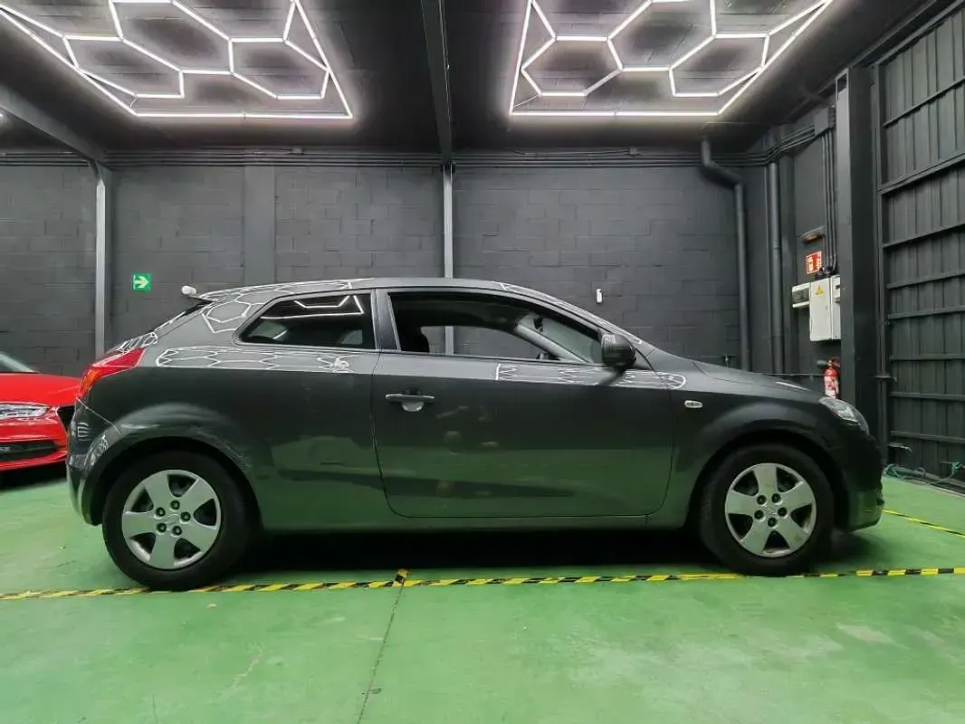Usado Kia ProCeed 90 CV (66 kW) 2010 Gris Utilitario