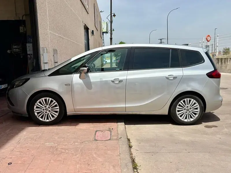 Usado Opel Zafira Tourer Excellence 140 CV (102 kW) 2017 Gris / plata Monovolumen