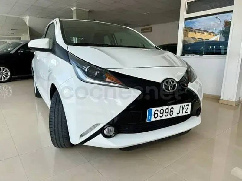 Usado Toyota Aygo X-play 69 CV (50 kW) 2017 Blanco Utilitario