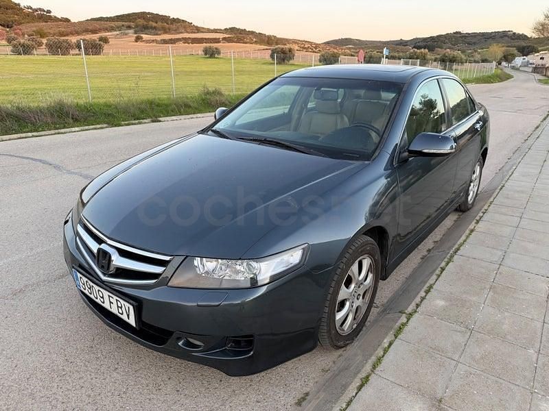 Usado Honda Accord Executive 140 CV (102 kW) 2006 Gris / plata Berlina