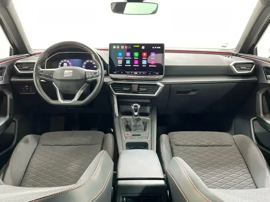 Usado Seat Leon FR 116 CV (85 kW) 2025 Gris / plata Berlina