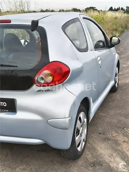 Usado Toyota Aygo 68 CV (50 kW) 2006 Azul Utilitario