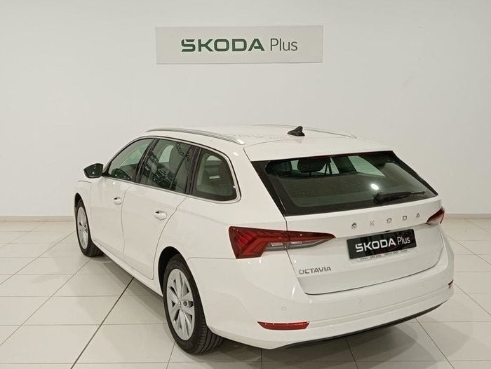 Blanco Usado 2023 Skoda Octavia Selection Familiar | 24.990 € (Buen precio) - Imagen 1/4