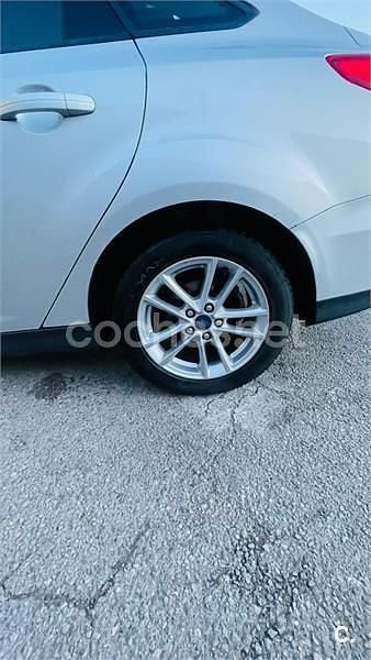 Usado Ford Focus Trend 100 CV (73 kW) 2015 Gris / plata Berlina