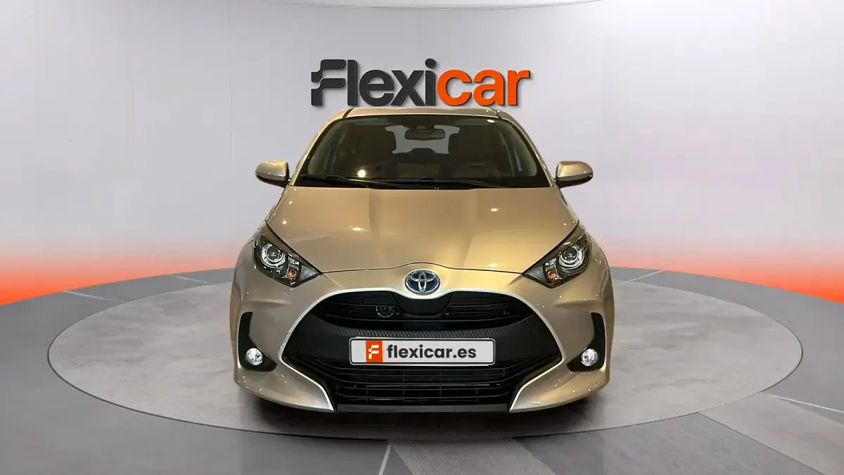 Usado Toyota Yaris Hybrid Business Edition 116 CV (85 kW) 2021 Gris Berlina