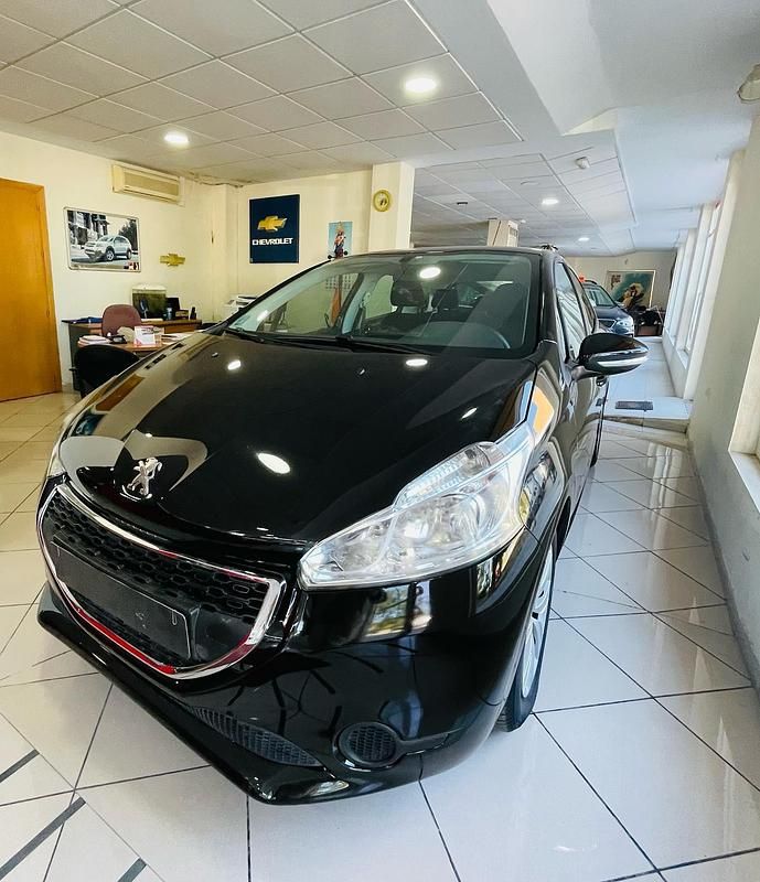Usado Peugeot 208 Active 82 CV (60 kW) 2013 Negro Utilitario