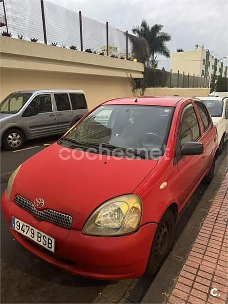 Usado Toyota Yaris Sol 86 CV (63 kW) 2000 Rojo Berlina