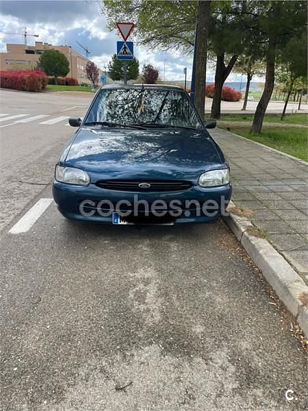 Azul Usado 1995 Ford Escort Berlina | 1350 € - Imagen 1/2