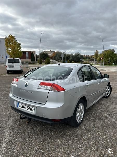 Usado Renault Laguna III Initiale 150 CV (110 kW) 2009 Gris / plata Berlina