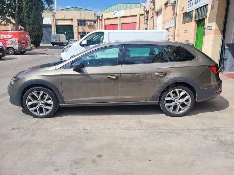 Usado Seat Leon 4Drive 184 CV (135 kW) 2015 Marrón Familiar