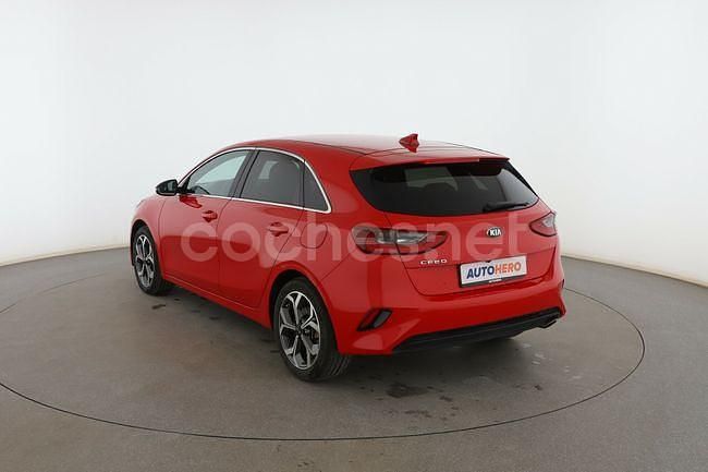 Usado Kia Ceed 100 CV (73 kW) 2019 Rojo Utilitario