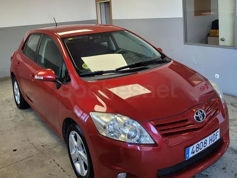 Usado Toyota Auris Active 90 CV (66 kW) 2011 Granate Utilitario