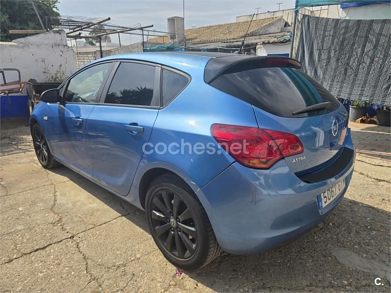 Usado Opel Astra Enjoy 110 CV (80 kW) 2010 Azul Berlina
