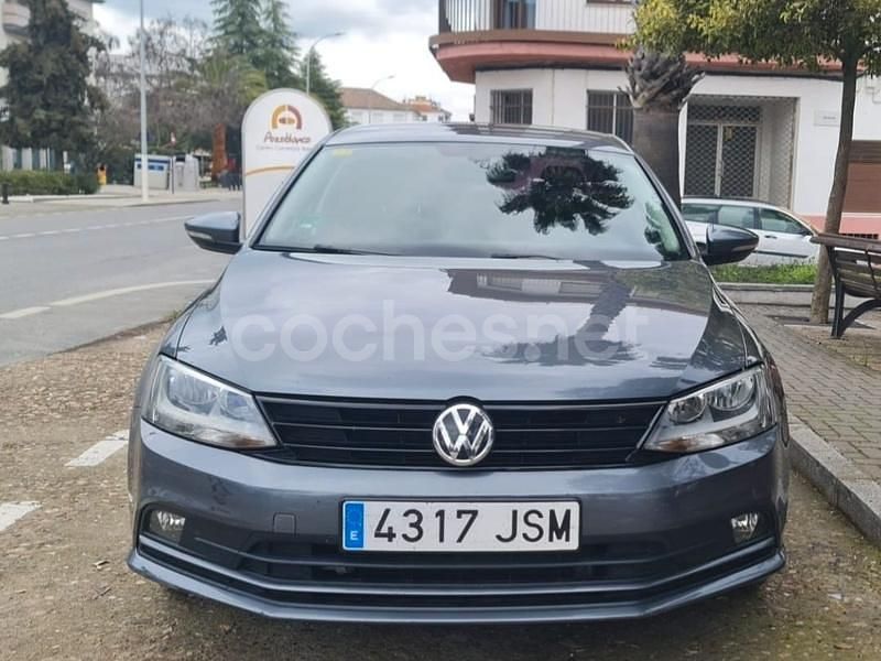 Gris / plata Usado 2016 VW Jetta Advance Berlina | 6900 € (Super precio) - Imagen 1/4