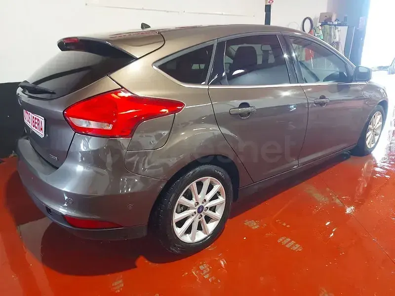 Usado Ford Focus Titanium 125 CV (91 kW) 2017 Marrón Berlina