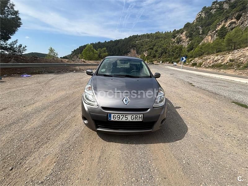 Gris / plata Usado 2009 Renault Clio II Authentique Berlina | 2600 € (Precio justo) - Imagen 1/4