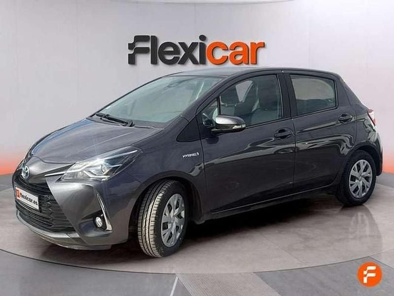Usado Toyota Yaris Hybrid Active 100 CV (73 kW) 2019 Gris Utilitario