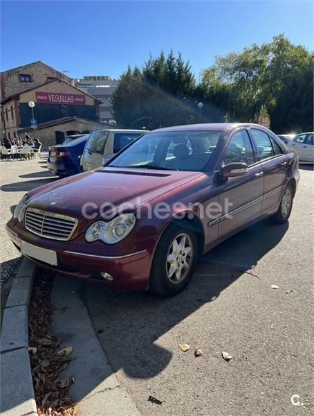 Usado Mercedes C220 Elegance 143 CV (105 kW) 2002 Granate Berlina