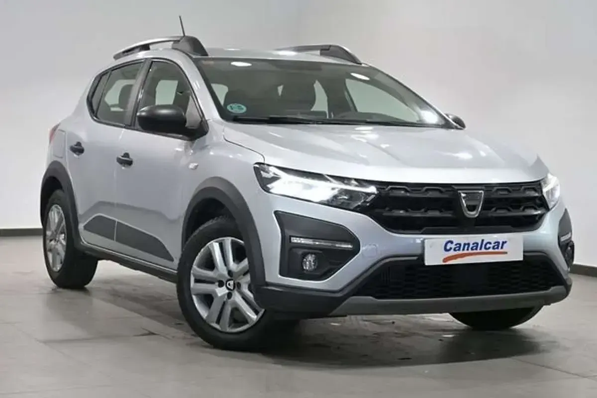 Usado Dacia Sandero Comfort 90 CV (66 kW) 2021 Gris Utilitario