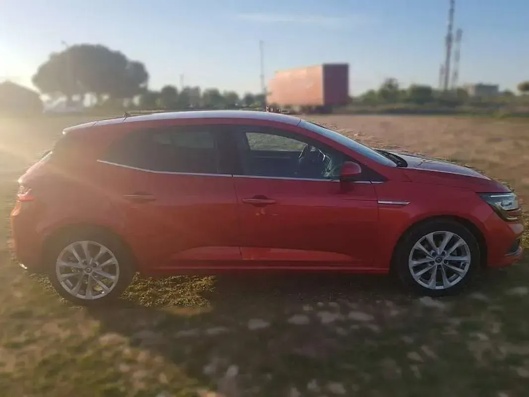 Usado Renault Mégane LIMITED 132 CV (97 kW) 2018 Rojo Utilitario