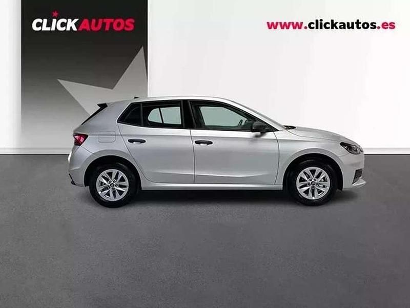 Usado Skoda Fabia Essence 95 CV (69 kW) 2025 Plata Utilitario