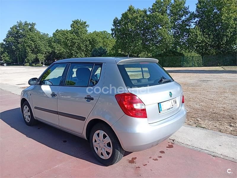Usado Skoda Fabia 60 HP (44 kW) 2011 Cinzento Sedan