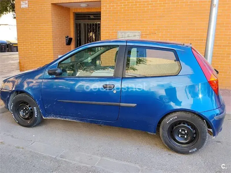 Usado Fiat Punto 60 CV (44 kW) 2002 Azul Utilitario