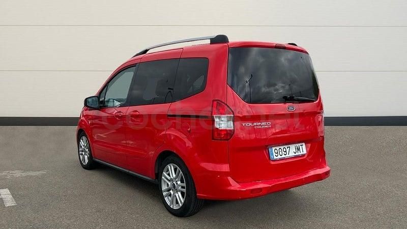 Usado Ford Tourneo Courier Titanium 95 CV (69 kW) 2016 Rojo Monovolumen