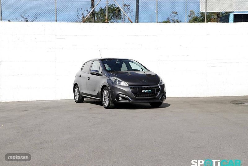 Usado Peugeot 208 Signature Sky 82 CV (60 kW) 2019 Gris Utilitario