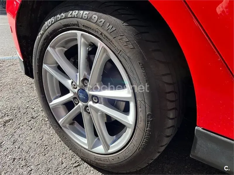 Usado Ford Focus Trend 125 CV (91 kW) 2015 Rojo Berlina