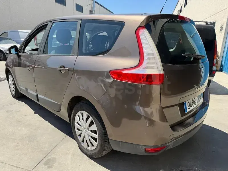 Usado Renault Grand Scénic Expression 110 CV (80 kW) 2010 Beige Monovolumen